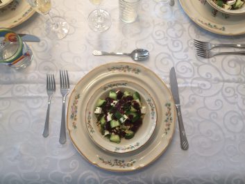 Salade de concombres et fromage féta, vinaigrette à la camerise